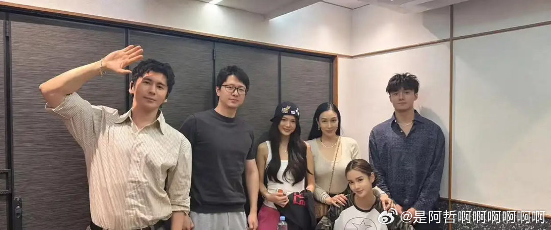 18岁Jaden带男友Louis正式见家长，饭局合影钟丽缇满脸笑意十分认可 ​