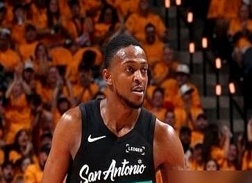 ESPN预测62胜，庄家重注夺冠。这支马刺最老的才97年。

文班亚马硬挤进联盟前三，体育画报把西部第一扣在他们头上。去年总决赛挨过的打，现在全成了手里攥着的牌。

扒开阵容，97年的福克斯居然端起老将架子。文班身后，卡斯尔和哈珀排着队，板凳席坐满随时准备撕咬的即战力。

年轻从来不是代价。当这群人
