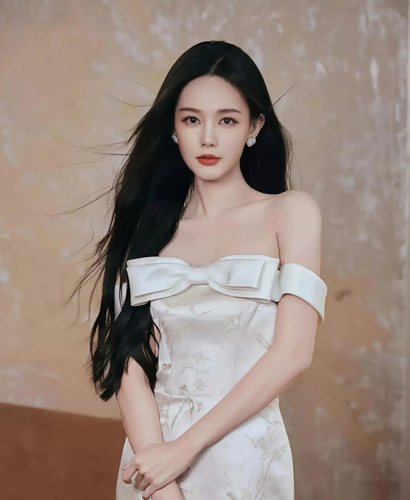 李一桐绝对算特别漂亮的女明星。她风格多变，可盐可甜可御姐。在《射雕英雄...