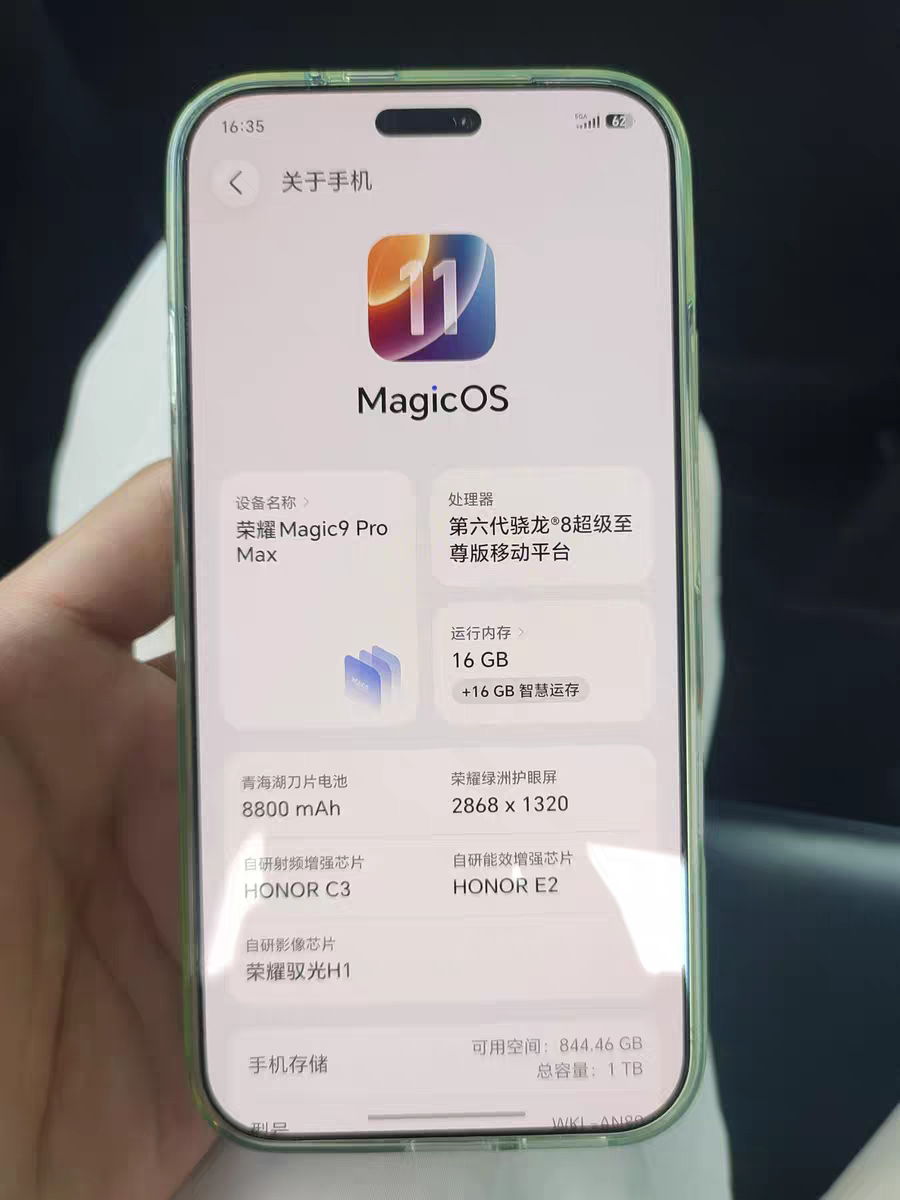 现在要是还有人说荣耀新机影像不行，在我看来就两种情况：要么是带节奏的水军，要么就是该补补审美认知了。
 
荣耀Robotphone也用了一段时间了，阿莱这套影像系统真的很强。
包括Magic9 Pro Max，目前市面上唯二主摄视频能跟iPhone正面掰手腕的机型。
不用拿长焦玩田忌赛马式对比，主摄