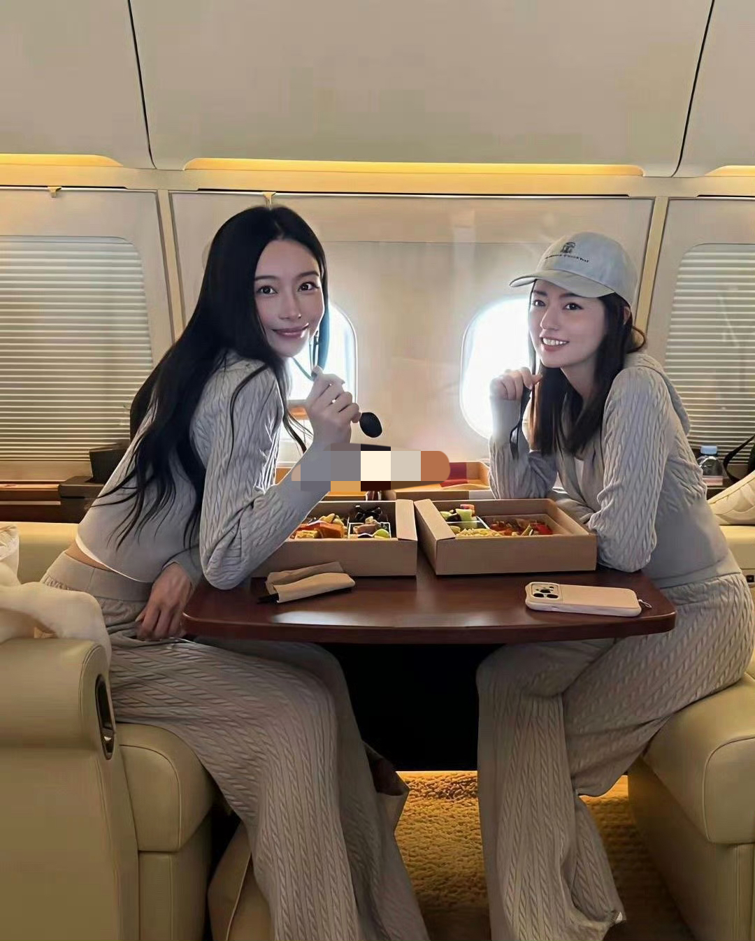 不懂就问，这是飞机的什么舱？竟然可以这样坐着或躺着。