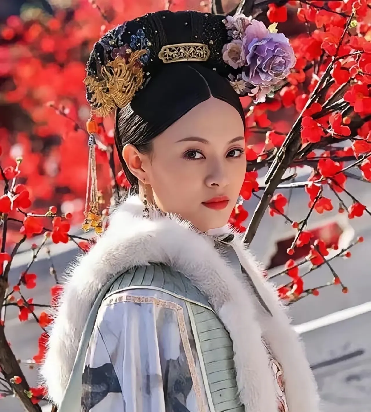 孙俪给刘欢的悼文最值一看。
“凤凰于飞翙翙其羽，远去无痕迹，听梧桐细雨瑟瑟其叶，随风摇记忆。”
​孙俪没写长文，就发了这四句。
​意思大概是，凤凰飞走了，一点痕迹都没留下。梧桐还在，细雨还在下，叶子在风里响。风一吹，叶子动了，记忆也跟着被摇出来了。
 
很多明星悼念，会写一大段抒情文字，罗列合作经历