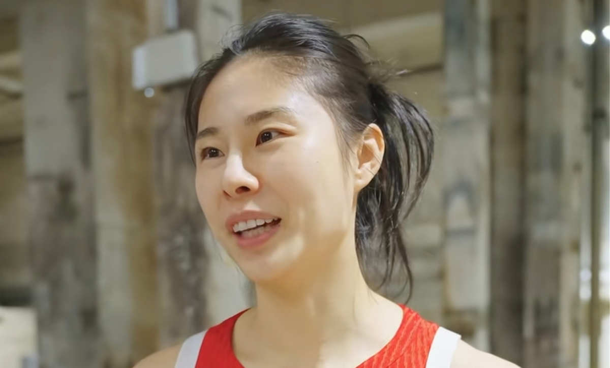 意外！王思雨这样回应李月汝无缘女篮世界杯:
“比较遗憾吧，毕竟她(李月汝）在美国打了那么长时间的球，非常不容易，也受过大伤，一直等待这个机会，来重新证明自己！”

说这话的时候，她刚踩完场边的放松自行车，脚踝上缠着的肌效贴被汗浸得发皱，说话时还带着点刚运动完的轻喘。
前一天夜里她还跟远在美国的李月汝