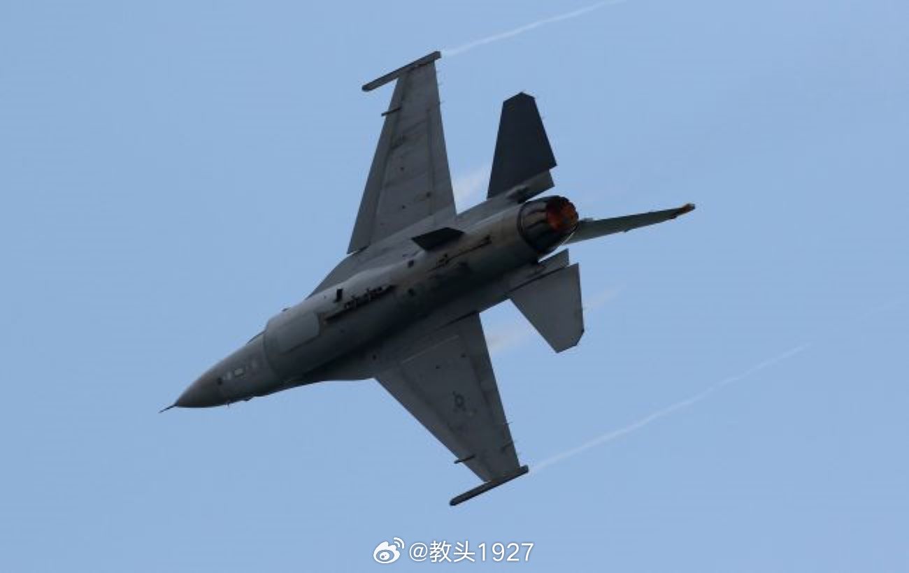 🇱🇹立陶宛13日一度响起无人机警报,北约战斗机紧急升空拦截,结果证实所谓"无人机"实为一群飞鸟。立陶宛危机管理中心最初报告领空出现疑似无人机,当局随即宣布首都维尔纽斯机场关闭,暂停起降。

一架意大利战斗机从希奥利艾基地紧急起飞执行拦截任务,该战机正参与北约波罗的海空中巡逻。飞行员目视 ​
