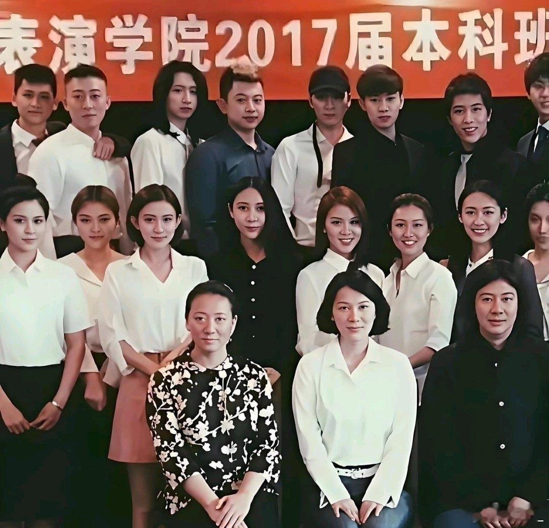 瞧孟子义这毕业照，就知道她为啥成明星啦！她五官精致，气质还好，在人群里超显眼。 ​