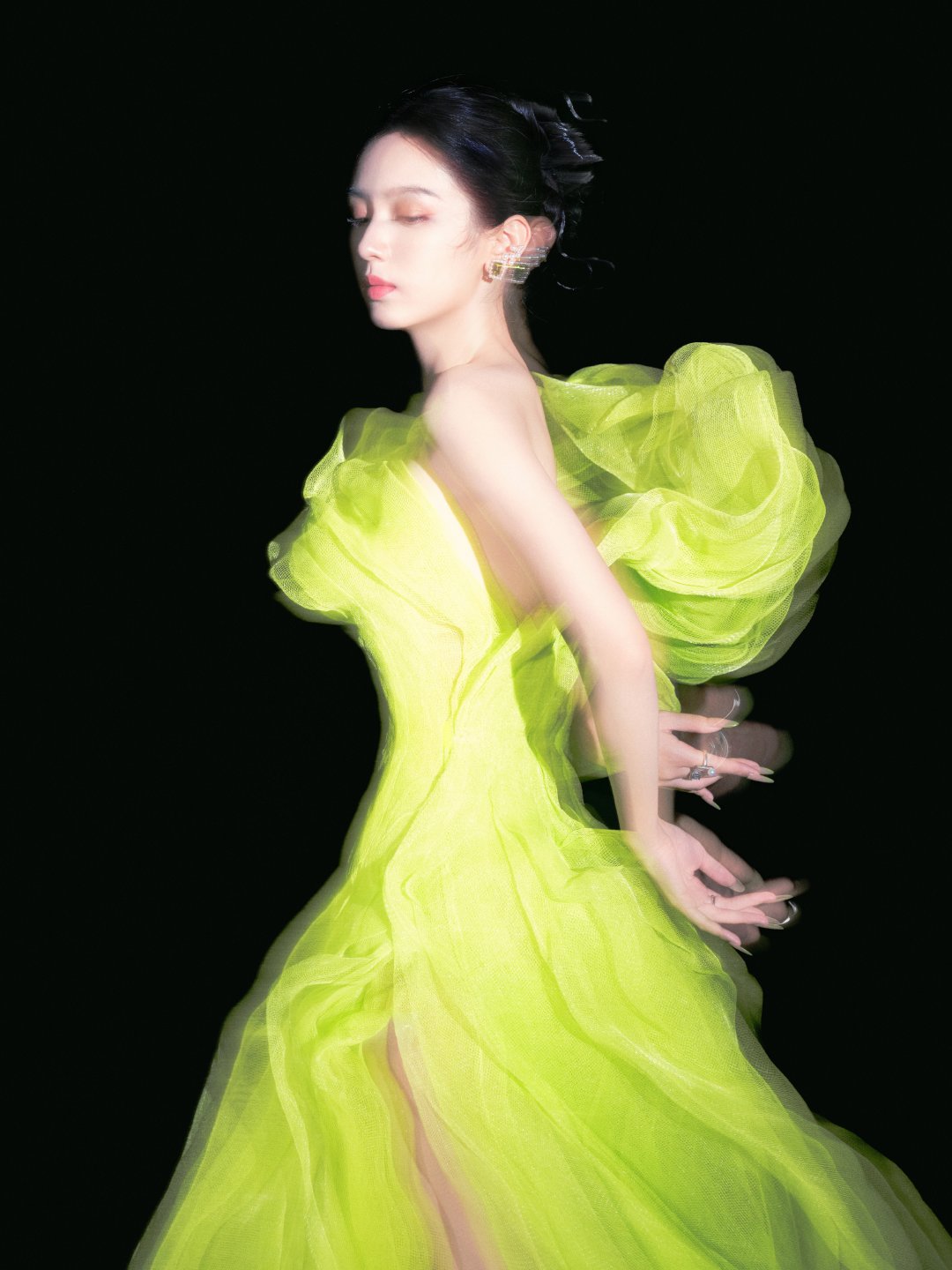 周也是首位上身LEVER COUTURE礼服的95花，内娱上身这个品牌的人都屈指可数，LEVER COUTRURE这几年来很受好莱坞还有一众大咖喜爱，热度很高并且风格很鲜明。品牌看好周也选择周也，周也的时尚表现力和影响力真的不容小觑。 ​