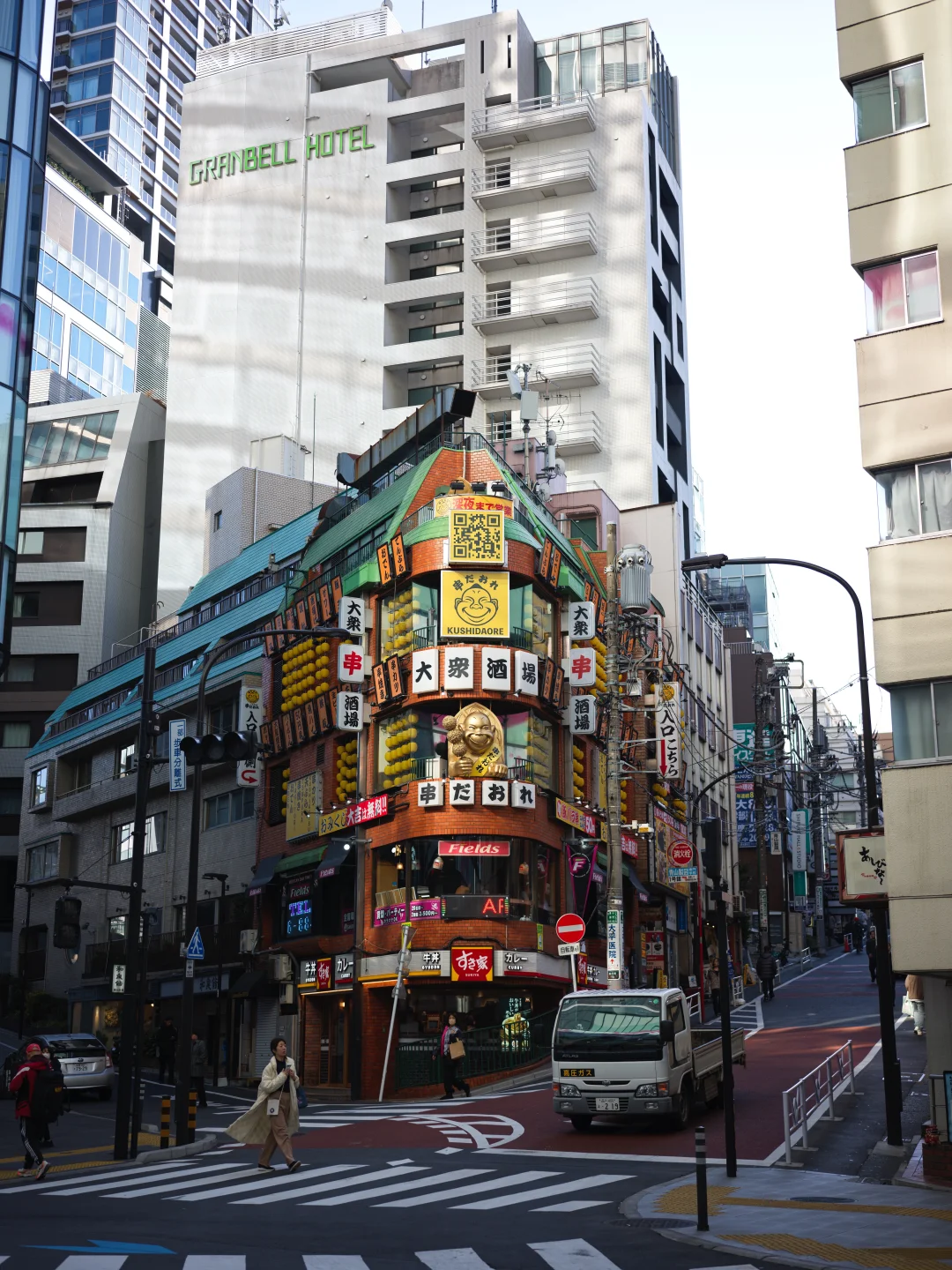 日东京街道上的定格瞬间