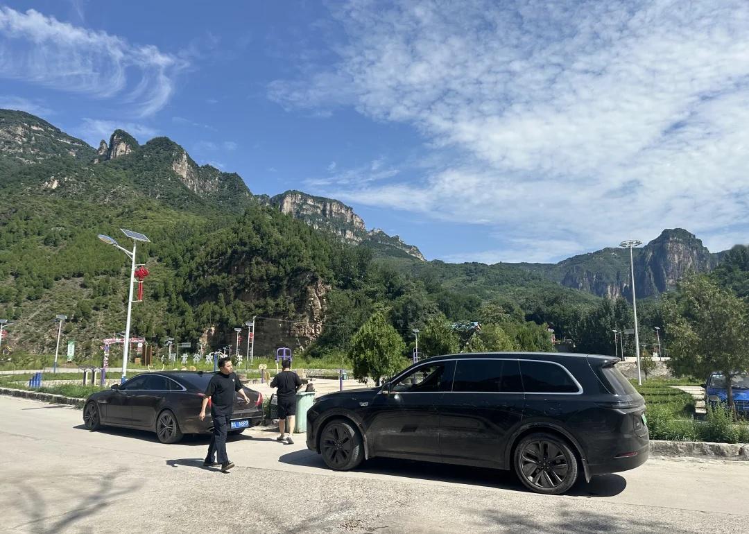 开着理想L9自驾南太行-爬黄崖底三十六拐
从齐王寨出来第一站就是黄崖底三十六拐，记得第一次来的时候就在这个地方中转过，一个比较大的谷底；
不管是从爬坡还是从山顶下来，都走过，这次从山下往上顶上，还是比较期待的，这次来的时候车不是特别多；
理想L9直接从海拔800米要硬拔到1300米以上，还是动力充足