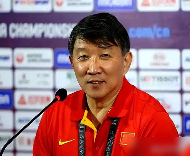 中国女篮连输两场，总比分差整整62分！
输法国29分，输美国33分，热身赛5战仅1胜。
现在半支主力缺阵：李月汝丢护照缺席，王思雨90度崴脚，韩旭刚归队几乎没合练。全场21次失误，破不了紧逼，外线投不进，内线优势完全打不出来。
宫鲁鸣没甩锅，直言打强队就是练经验，转头就准备总结调整拼后面的比赛