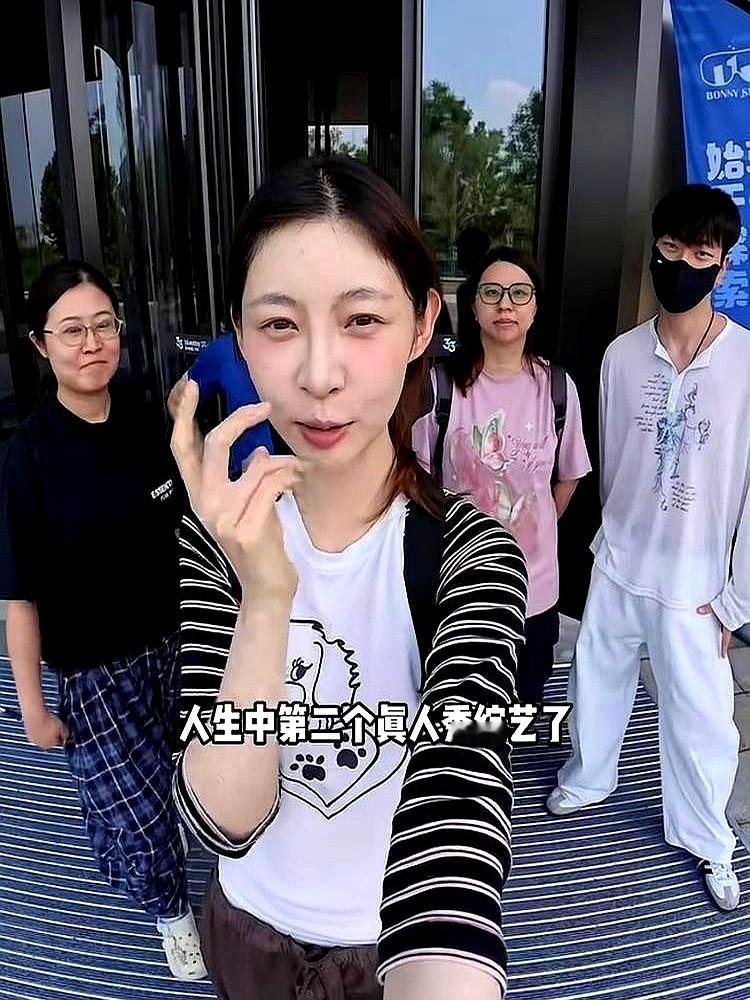 痞幼一句“网红和明星压根是两个物种”，直接扯下了多少跨界网红的遮羞布。

访谈里她直接认怂，承认能力不够，扛不住艺人圈攀关系和台面下的黑暗面。这话说得很透。换赛道当明星，网红攒的那点家底在别人地盘上立马清零。现在一堆网红挤破头想去当演员，真以为自己能扛住娱乐圈的水深？

痞幼不挣扎不装，知道自己端得