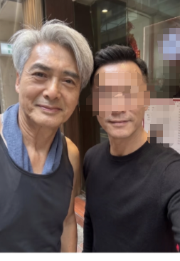 8月31日，周润发跑步后到小店吃饭，与粉丝合影无修图真的好老，感觉他是断崖式衰老，完全没有当年影帝的气质了，真是岁月不饶人。

周润发今年71岁了，现在他已经淡出娱乐圈，每天早上出去跑步，经常能被偶遇，他跑完步以后就会到小店吃饭。

发哥频繁跑步，记得要将最高心率控制在140以下，跑个三公里足够了，