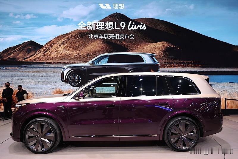 最近去线下店摸了实车，理想i9这个六座布局真的戳中多孩家庭的痛点。
5米2的车长几乎全给了座舱，短车头设计完全没浪费空间，我183的个子坐进第三排，膝盖离前排还有两拳多，之前试过不少同价位六座SUV，第三排坐成年人半小时就腿麻，这个我窝着刷了半小时手机都没觉得挤。二排座椅还能转过来，停在服务区的时候
