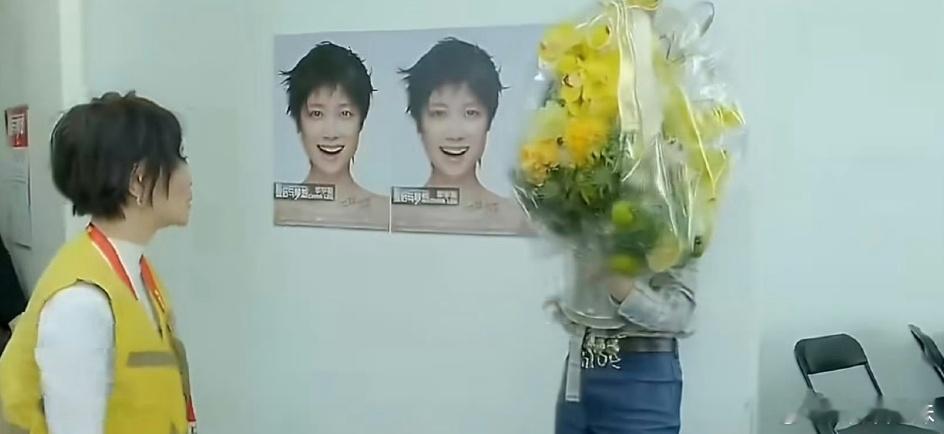 #叶一茜曾轶可黄雅莉看李宇春演唱会#
娱乐圈最不缺的就是塑料情谊，但这份21年没断的友情真的让人服气。没有刻意营业，没有热搜预谋，就是朋友开演唱会，我来捧个场，后台合个影，拥抱聊天笑成一团。叶一茜还专门准备了金色大麦花篮，曾轶可和黄雅莉也到场——这种“你重要的时刻我必须在”的朴素心意 ​
