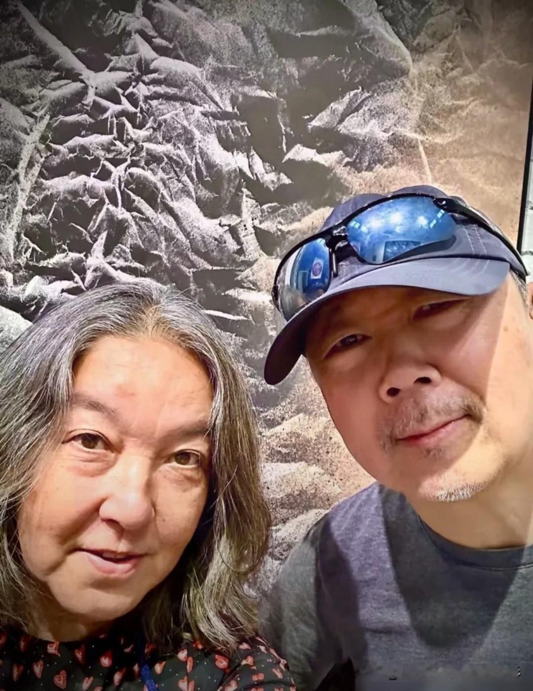 70多岁的崔健现身看画展！瞧见他身边站的那个人，我忽然琢磨透了一件事

前几天刷到崔健看画展的照片，七十多岁的人了，头发白了不少，背也有点发驼，可站在画作跟前那股精气神，还是当年那个实打实的摇滚老炮儿。

照片里他身边站着位老朋友，俩人安安静静盯着画看，没什么多余的动作。就这么一张普普通通的照片，我