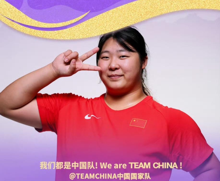 18岁，生理期，右肩刚拉伤，第一枪，71米74。

女子标枪整部历史里，能投过70米的不到一只手。

而她距离尘封18年的世界纪录，只差54厘米。

“严一枪”这个外号，不是白叫的。

到目前为止，女子标枪史上所有超过70米的成绩一共7次。

其中严子怡一个人占了2次。剩下5次，分属5个不同的运动员