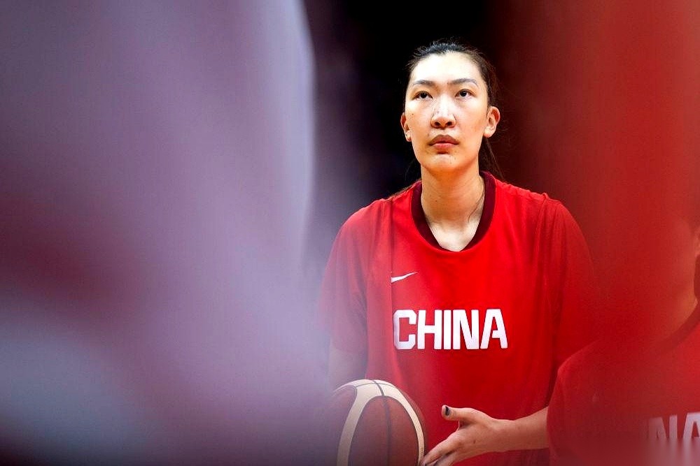 在中国女篮主力中锋韩旭的履历表里，压着一笔极其反常的合同账。
四川队曾把一份高达四百万年薪的顶薪合同摆在桌上，战术特权、首发核心、各项保障全给拉满，只要她落笔，就能舒舒服服拿下国内顶格待遇。
韩旭放下了笔，转身跨洋去了美国联赛，只接下一份二十七点七万美元的底薪合同。扣掉各种税费，算下来比留在国内足足