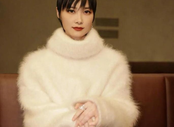 05年超女过去快20年了，当年那个抱着吉他的短发女孩，如今在娱乐圈的人脉圈到底有多硬核？今天咱们盘盘李宇春背后的神仙朋友圈。
先说当年一起熬大夜的老伙计。张靓颖、周笔畅、何洁，加上陈楚生、魏晨和师妹郁可唯。这帮人凑一块儿就是华语乐坛半壁江山！当年后台抢盒饭的交情，现在群里发红包估计都能抢出个演唱会阵
