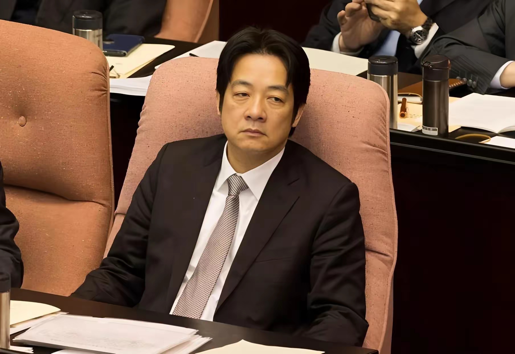 大陆公告即日执行，两名拉美高官被反制，赖清德还能淡定吗？

10月12日，一纸公告当天生效。两名拉美高官被直接反制。冻结财产、禁止合作、不准入境，三条措施条条见血。

这俩人，一个管通信科技，一个管外交外贸，全是台当局“邦交”圈里的实权操盘手。大陆这一拳，打的不是国家，是个人。台当局最怕的事，来了。