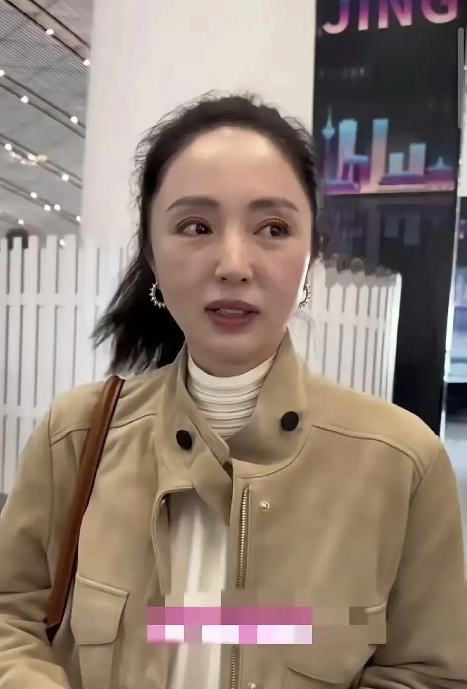 很多人以为董璇二婚后总算能喘口气，可镜头前那种藏不住的疲惫感，简直把中年女人的难处全写在脸上了。
外人看着光鲜，里头的弦绷得有多紧，只有自己清楚。
跟张维伊在一起这两年，外界的眼睛几乎全盯着肚子。男方家里想要个自己的骨肉，但到了这个岁数，高龄备孕哪有动动嘴皮子那么容易？这种隐形压力，换谁都得掉层