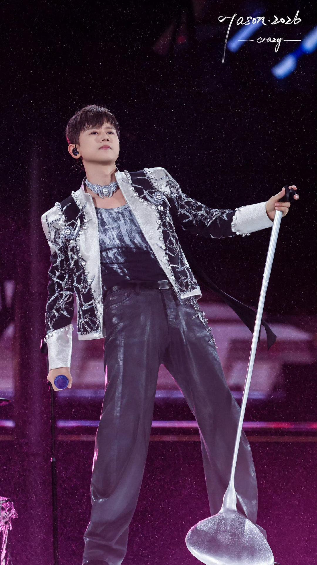 #张杰新巡演主题曲破局者# ✨#张杰演唱会# 
你听着，我偏要做那个疯狂的破局者，哪怕坠入深渊 哪怕引火烧身，也要撕裂这荒诞的 夜色。 ​