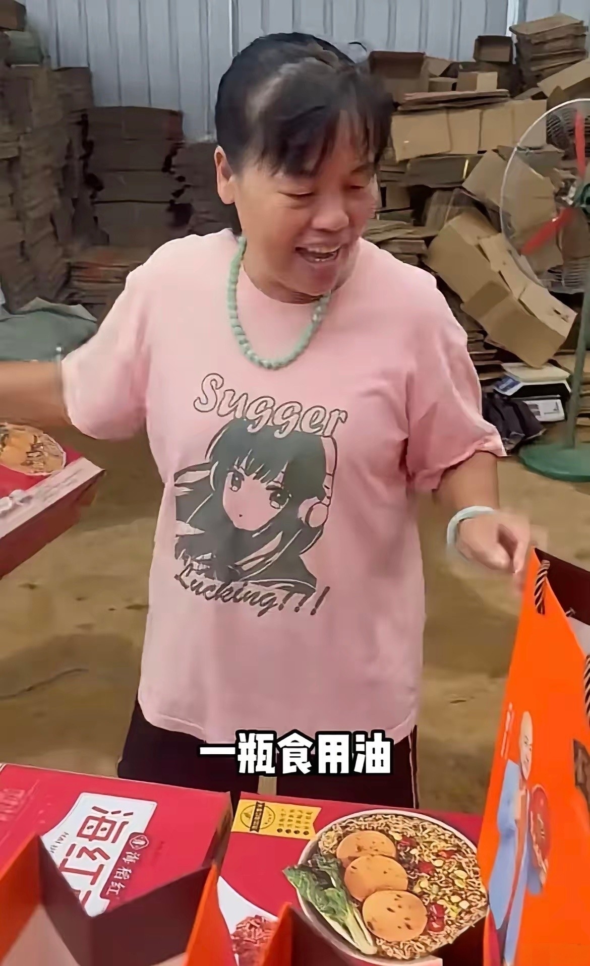 全红婵父亲全文茂在农村的事业搞得挺大，中秋给员工发礼物，排队的员工超过十个，已经算小型企业了。不少人看他自媒体日常只有夫妻俩出镜，还以为两口子仍在农村自己干活、没别人帮忙。

全红婵的父亲全文茂在迈合村到底在干些什么，很多人其实只看到了一个侧面。镜头里永远是他和妻子冯玲妹两个人，要么在果园里松土摘果