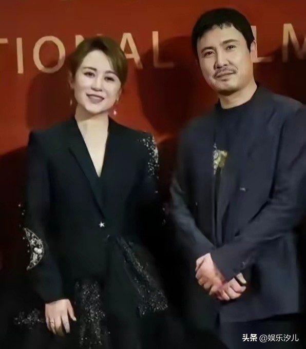 马丽被问：“假牙咬脸疼还是沈腾掐脸疼”


《神探之痕迹》路演上，主持人抛出灵魂拷问：假牙咬脸和沈腾掐脸哪个更疼？马丽秒答“腾哥更疼”，还吐槽当年被掐得脸都木了！一旁的张译高情商接梗“我才是真爱”，现场笑翻。