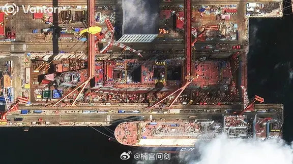 外网卫星图：中国下一艘004核动力航母正在成形[吃瓜]#烽火问鼎计划##热点现场# ​