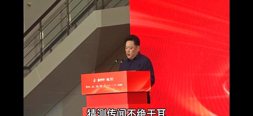 12个赛季了，胡金秋在出征仪式上把话彻底挑明：今年必须弥补上赛季的遗憾，直奔最高领奖台，完全不留退路。

但看看广厦手里的底牌：核心班底虽然在，可外援全换，替补轮换里居然一半都是02后的小孩。整个仪式上主教练王博的眉头就没松开过，外界也都在犯嘀咕，这套班底真能撑到最后？

管理层楼明说得更直接，健康
