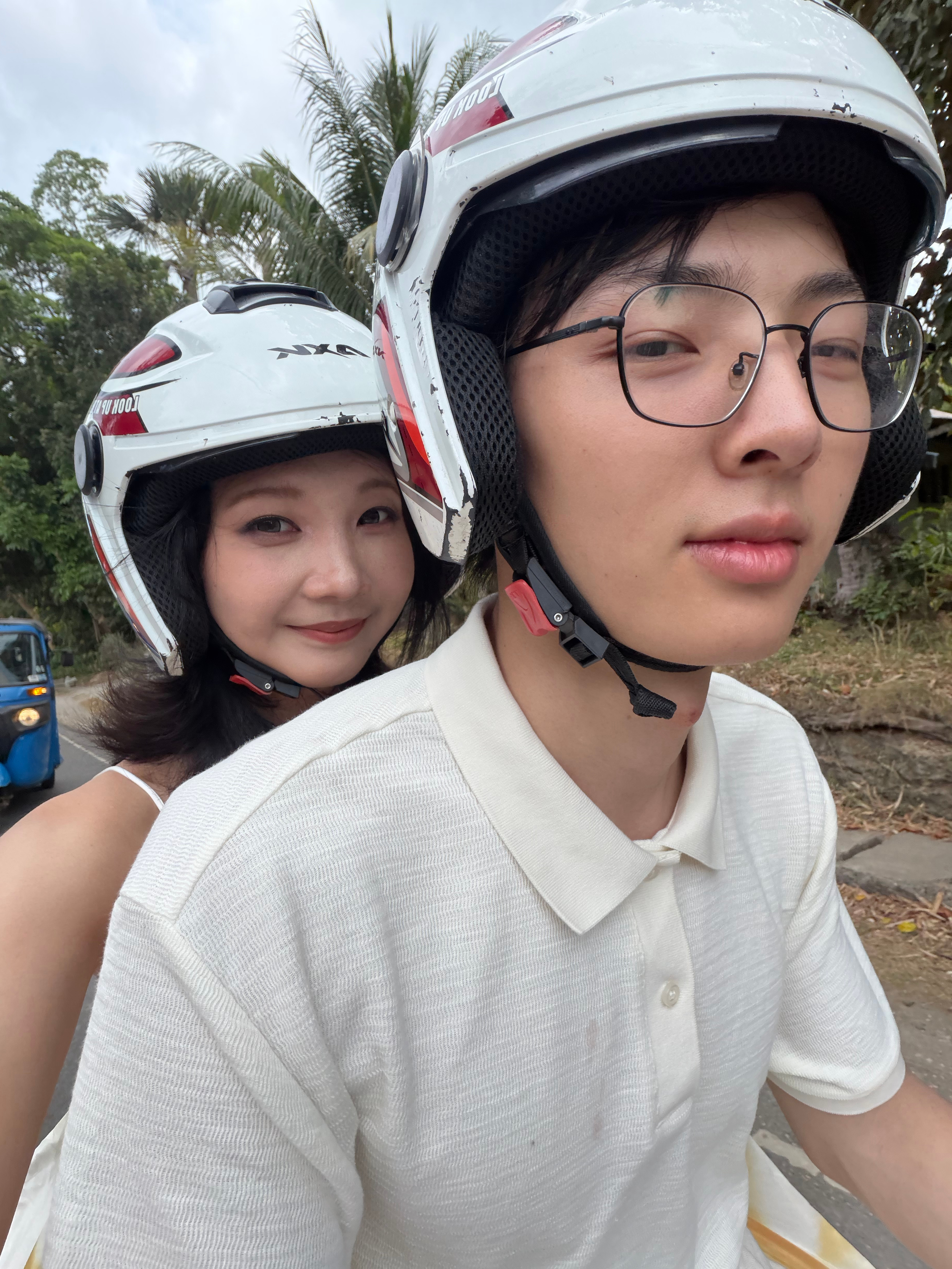 早上想到一个和小熊在菲律宾旅游的事情。
那天我和他一起在小镇上的jolibee，点单，那位给我们食物的菲律宾小姐姐一直盯着他并配以蜜汁笑容，我们摸不着头脑，结果她给我们餐食的时候说“you r so handsome， thats why I smile.”
想到这件事就心里甜丝丝的，哎，好帅啊我们小熊。
在菲律宾的时候我们 ​