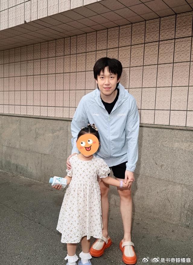 王楚钦与师母合影背手站得笔直，牵起教练女儿却满脸温柔，这教养细节谁看了不点赞？ ​ ​​​
