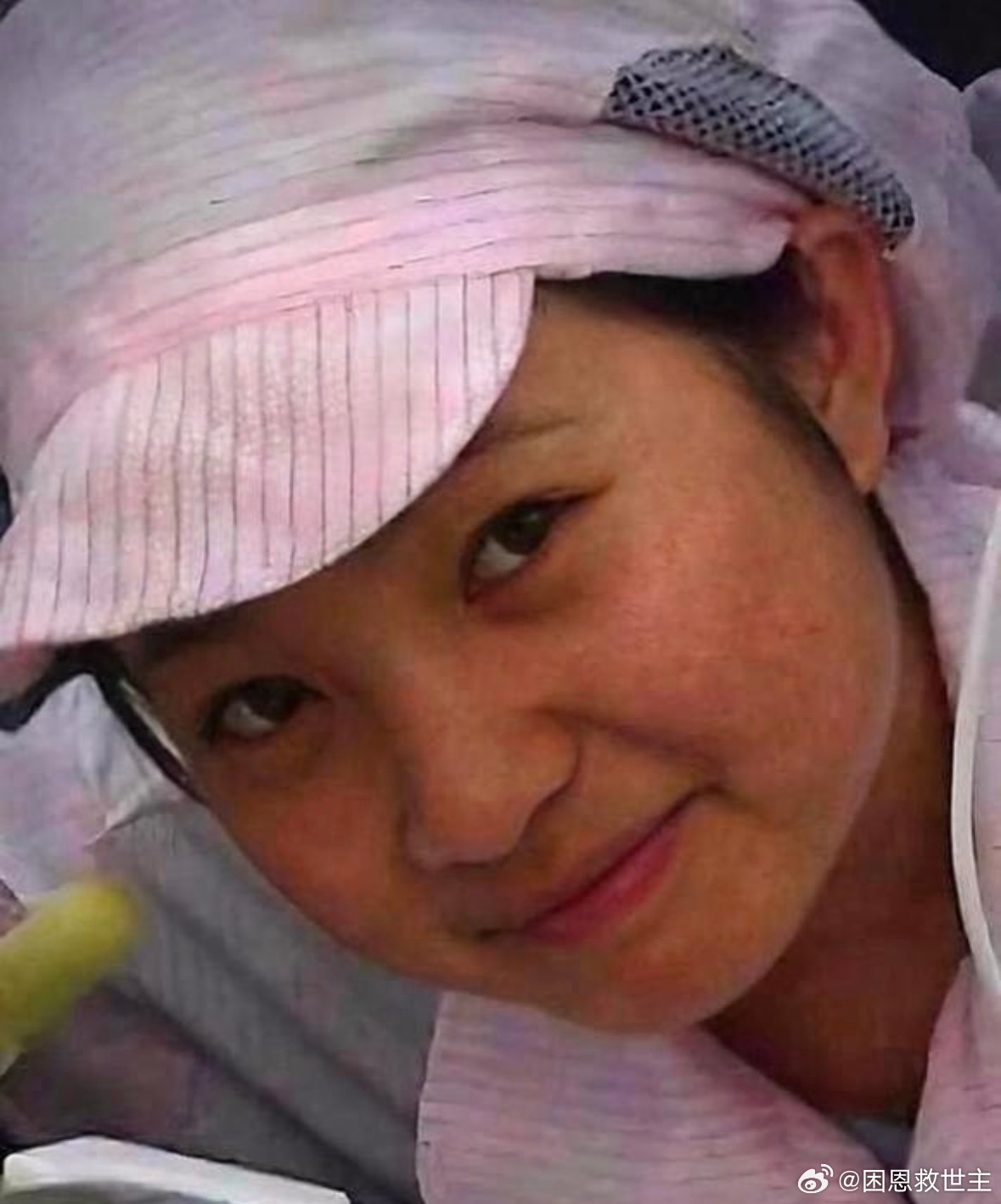 2008年，贵州有个女孩在富士康打工。休息时，她拿一台没组装好的苹果手机自拍，拍完忘了删除。后来这部手机被英国的一位顾客买走，激活手机时，意外看到了照片。顾客将女孩的照片发到网上，并称她为最美打工妹"-时间引起全网关注。大家在惊讶之余，都很好奇这个女孩的生活状况。这件事也给苹果公司和富 ​