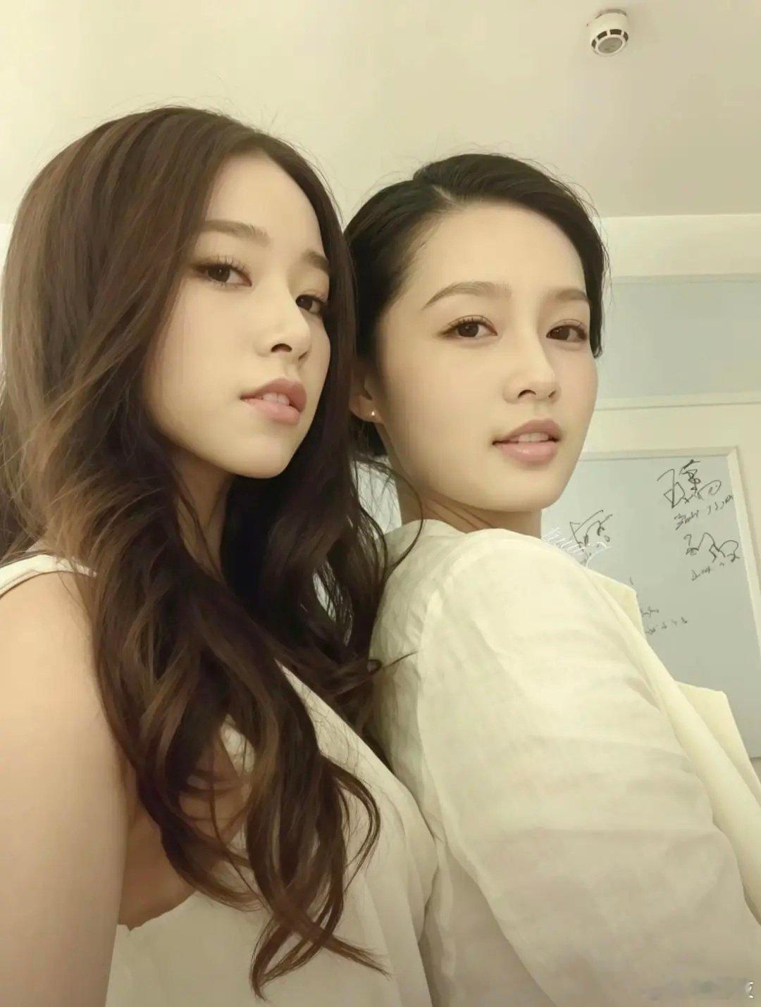  李沁和阚清子这两张图看着这么惊艳，难道是AI生成的吗？ ​
