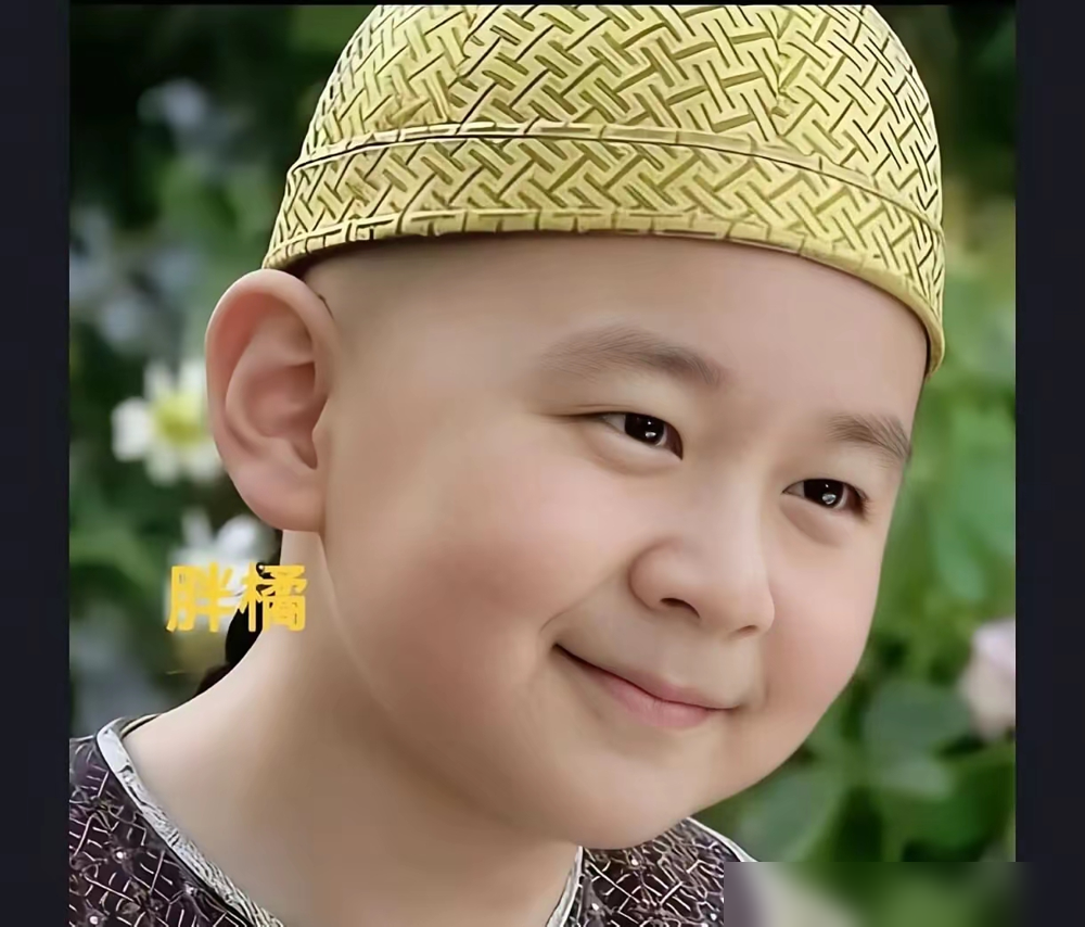 颖儿最近被AI幼化夏冬春的视频刷屏了，全网都在笑。可你知道她当年演这角色才拍了三天吗？
她自己上节目说，演夏冬春特爽。走路抬头挺胸，下巴永远抬着，嚣张得没边儿。结果被华妃一丈红直接抬走。三天客串，硬是让观众记了十几年。
但往前倒一年，她演《千山暮雪》的童雪，被骂惨了。胖，土，造型雷。那时候没人夸