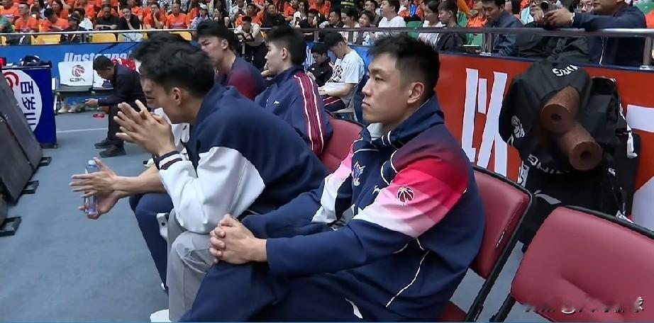 青岛男篮紧跟山东高速男篮步伐输球，也被以下克上！加时赛败给了助教带领的...