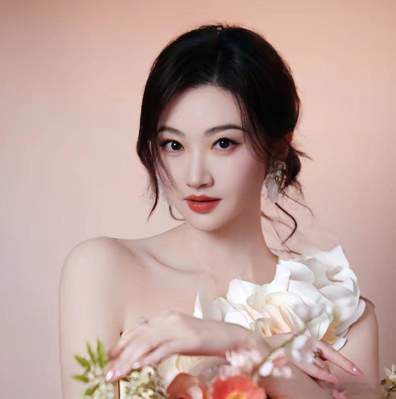 感叹一句：现看着只要有钱，猪也可以拱好白菜。就在昨天，“孙割”孙宇晨代理律师发声，称孙宇晨因相关财产争议向景某及其父母只为被告提起民事诉讼，涉案标的三千余万元。在此之前，坊间早已传得沸沸扬扬，称景某以代孕生产为名向富豪男友索要上亿钱款起纠纷。
​虽然景甜工作室发文称，此举 ​