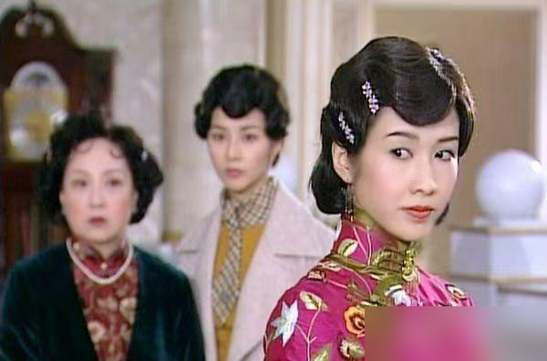 黎姿抢了邓萃雯的女主角，外界都说这是《金枝欲孽》的恩怨搬进了《胭脂水粉》。
陈豪后来采访里提过，黎姿自己也知道，长得太艳，观众第一眼就把她当花瓶。演玉莹拿了视后，还是有人觉得那是本色出演，骄横、任性、带点危险。
可《胭脂水粉》里的祝明蕙不是。家业要塌，她要顶上去，熬的是隐忍和担当。媒体当时一边拿