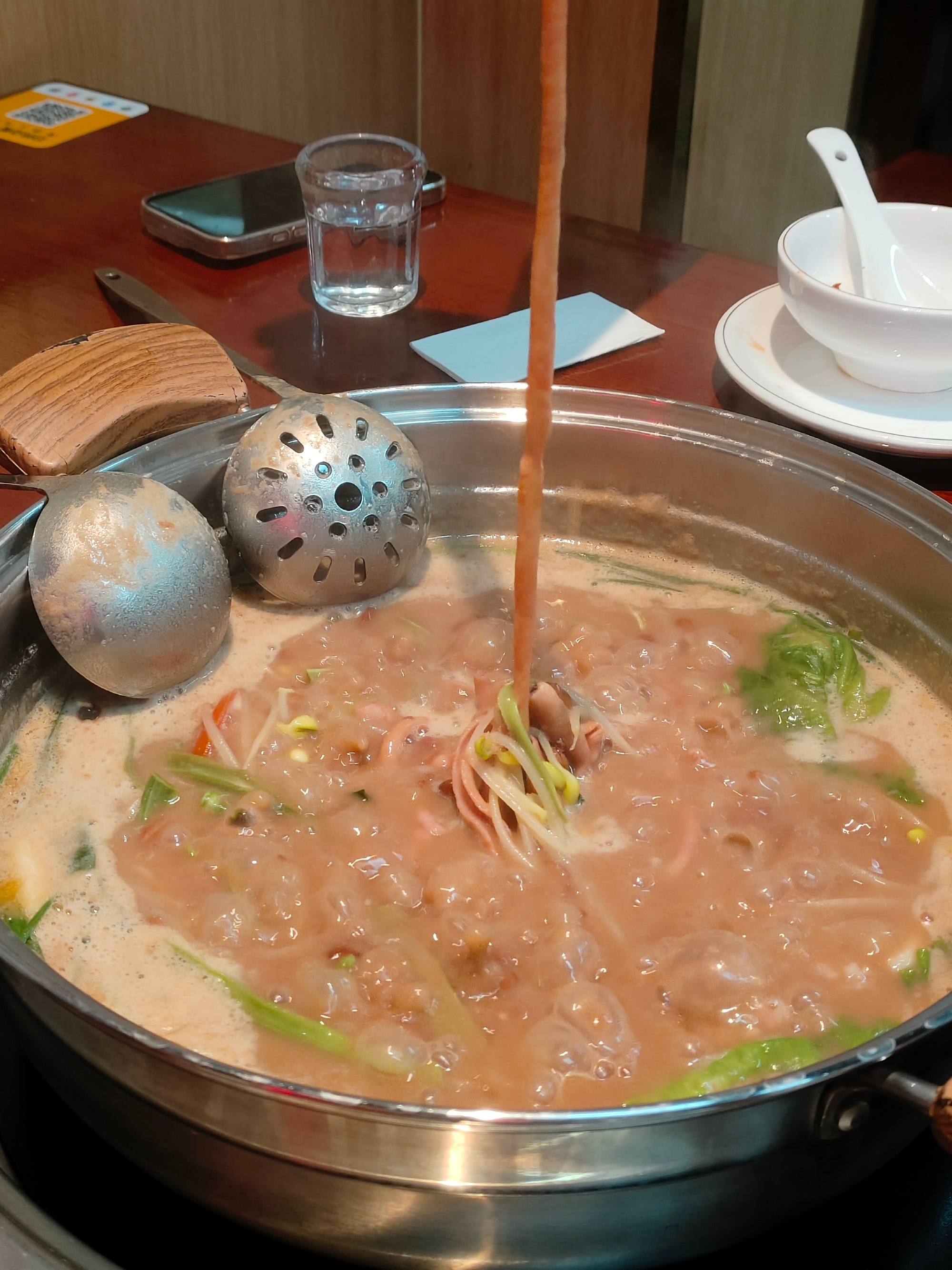 今天超级款待独生嘴  啊啊啊 应该点糟辣椒锅底的 都怪这个下单系统是乱...