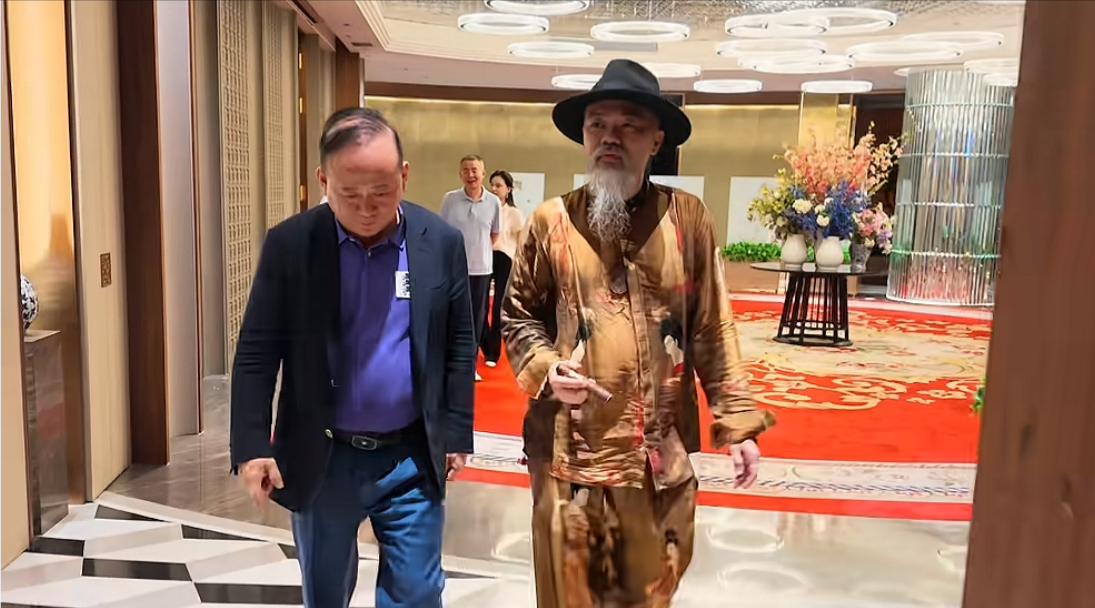 前湖北首富兰世立惨被网红“道长”当成背景板，流量池！
对方炫耀：为何连兰世立这样
