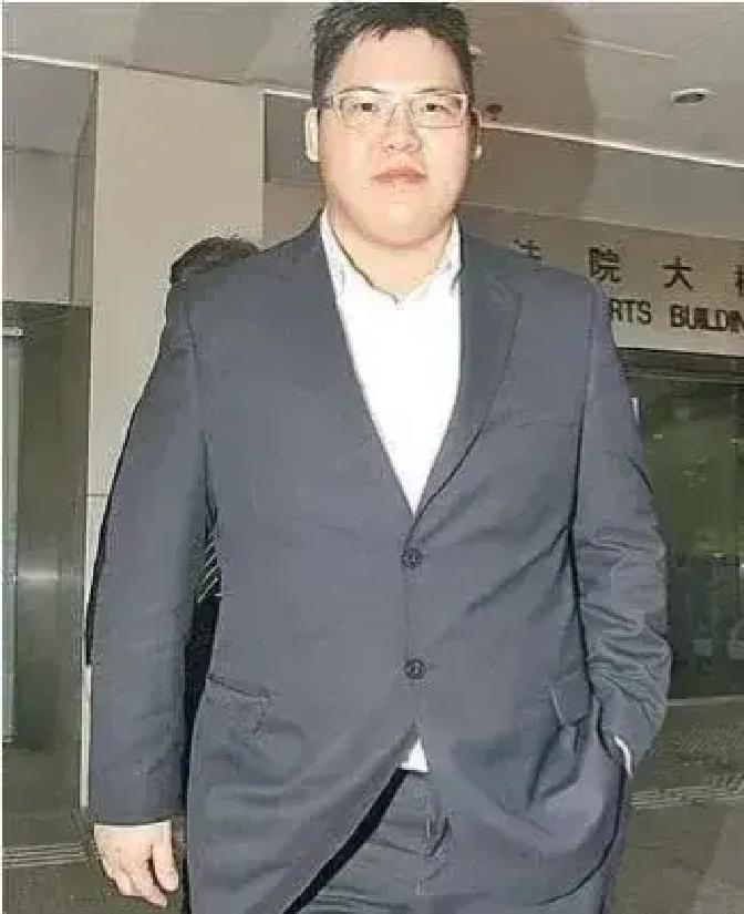 2012年，向华强的儿子向佑在东莞太子酒店醉酒闹事，与陪酒女发生争执。酒店老板闻讯震怒，放话要卸他一条腿。向佑非但不怕，反而嚣张回呛：“我看谁敢动我一根头发？我爸是向华强，你动我一下试试！”
 
按着他的手又加了把力气，胳膊被反拧得生疼。向佑挣了一下，没挣开，脸蹭在湿漉漉的地毯上，酒气混着灰尘味冲进