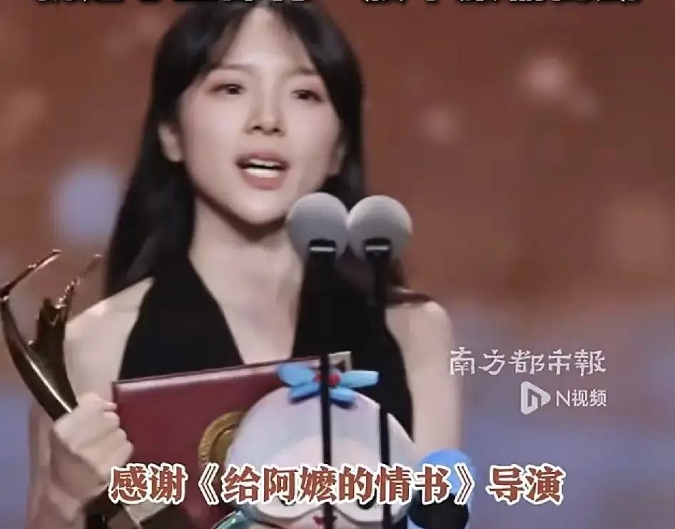 长春电影节这波结果真有点意思，李思潼拿下的是“最佳女演员”，重点还特意标明了不是“女主演”

要我说，要是王晓慧也奔着这个赛道去，最佳女主演最后落谁手里还真不一定

蓝鸿春导演最初琢磨《给阿嬷的情书》这部戏，本来奔着给阿嬷立传去的

一个女人守着家熬了几十年，孤孤单单过了一辈子

拍着拍着味儿变了，