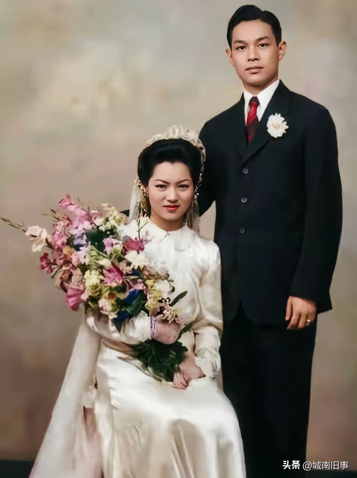 难得一见，霍英东和原配吕燕妮的婚纱照曝光。
年轻时候的霍老英气逼人温润如玉，夫人雍容华贵优雅大气。这张40多年前的婚纱照真是惊艳了岁月！