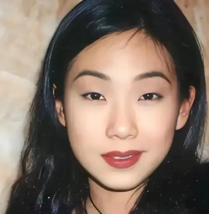 2004年，林忆莲向李宗盛提出离婚，李宗盛坦言：我年近半百，却要妻离子散，真的是嚎啕大哭，有天接到了前妻朱卫茵的电话。她问他还好吗，说自己刚刚从湾仔那边回来，经过一个唱片店，听到店里在放《当爱已成往事》。她说那一刻还是有点恍惚。

电话挂断后，李宗盛在墙边又站了会儿。他走到洗手间，拧开水龙头，掬了把