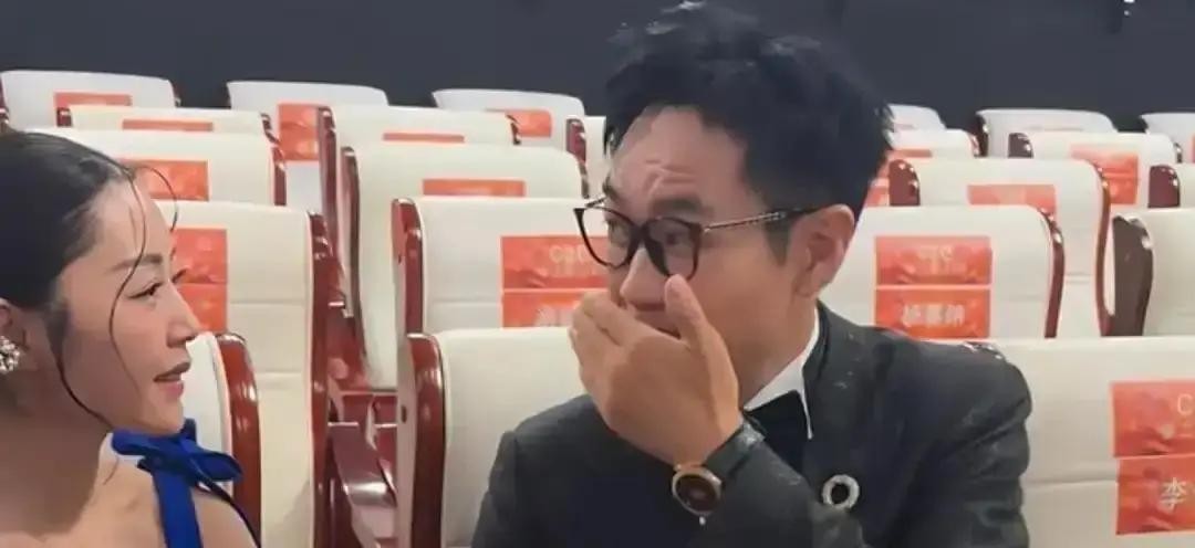 后台每天被塞进将近两万条私信，全是指着鼻子骂他“耍流氓”、“没边界感”。整整11天，大鹏就这么被挂在热搜上反复扒皮，连个律师函都没发，硬是把那些骂人的话一条条看完了

这年头毁掉一个人太容易了，只需要一张被刻意慢放的动图

起因全赖一段活动现场的视频，画面里大鹏的手悬在女演员卫诗雅的脸旁边，就差几厘