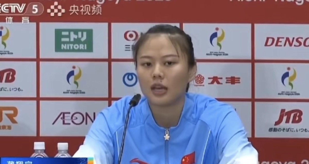 贺希宁拿着龚翔宇给的门票坐在亚运女排看台上，这事本身比绯闻更有嚼头。他落选了男篮名单，却出现在女排半决赛现场，手机全程对着6号拍，赛后采访直接说龚翔宇是朋友、是崇拜的对象。一个职业男篮球员，用这种方式公开表达对女排队员的敬意，放在十年前几乎不可想象。过去男篮和女排之间隔着的不只是项目壁垒，还有一种微