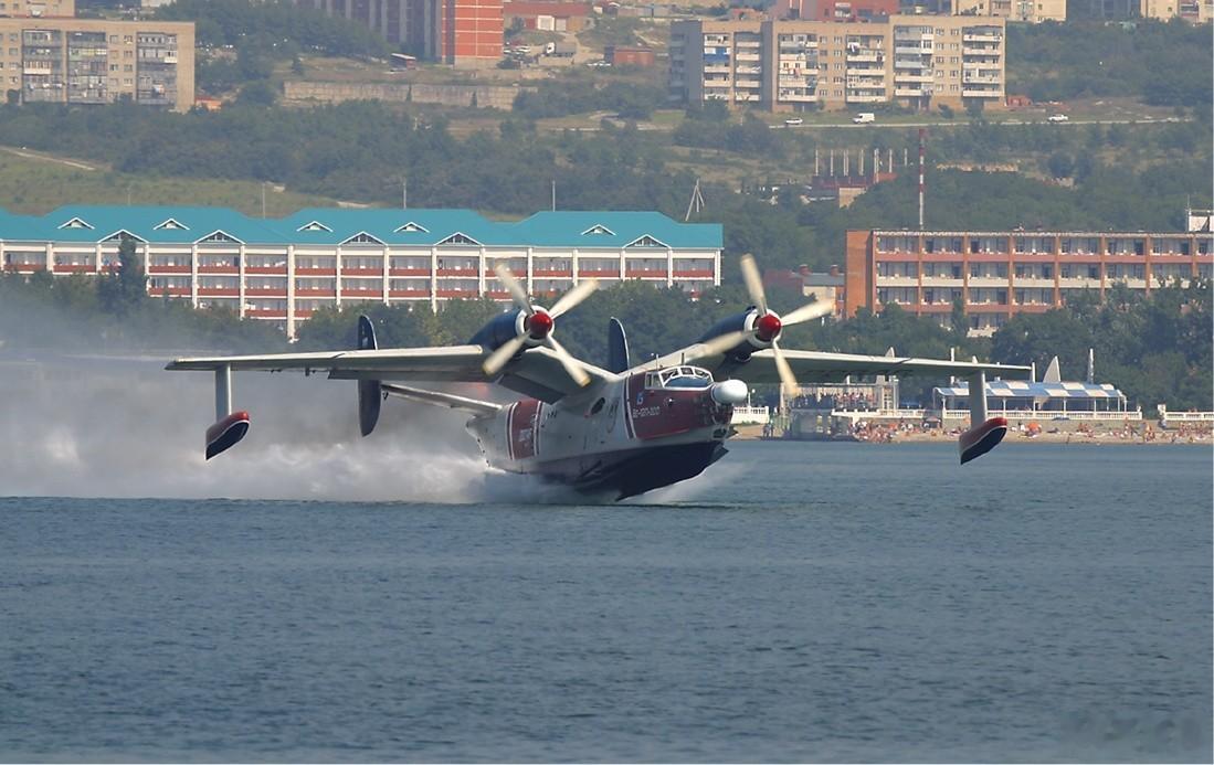 航空创作计划航空历史上的今天每天认识一件兵器 1960年10月18日，苏联别里耶夫的别-12“海鸥”两栖反潜飞机首飞。1956年3月，苏联部长会议发布涡桨式高速两栖反潜飞机的需求，用以替代别-6活塞式水上飞机。要求新飞机必须具备大航程和优秀的留空时间，能够搭载对海搜索雷达、声呐浮标接收机以及尾部磁异探测器等全套搜潜设备，且机舱和翼下需拥有至少3300磅的载弹量，用于投掷鱼雷、深水炸弹和航空炸弹，甚至具备投放核深弹的能力。别里耶夫设计局随即展开“M-12”研发项目，M-12继承了前代别-6标志性的高置大后掠海鸥翼配置，这种设计能让发动机和螺旋桨远离水面，有效避免水面起降时海浪和盐雾对动力的侵蚀。它换装了两台功率强大的伊夫琴科AI-20D涡轮螺旋桨发动机，并采用了类似别-10的流线型新型船体底部设计。另外M-12增设了一套坚固的可收放后三点式起落架。1960年10月18日，M-12原型机在塔甘罗格机场完成首飞，并在1961年图西诺苏联航空日首次公开亮相。 1965年，M-12服役，并被...