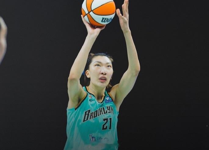 高效表现获主帅点赞  北京时间30日，美国职业女篮联赛（WNBA）常规...
