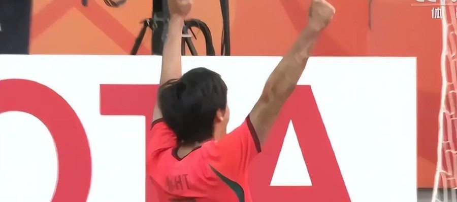 两度领先两度被追平！中国U23男足点球大战李昊扑出2粒点球，总比分6-5击败乌兹别克斯坦，时隔28年再夺亚运铜牌
第89分钟被绝平，VAR确认进球有效，那一刻的窒息感几乎将中国U23男足推下悬崖。好在点球大战李昊连扑两粒，硬生生把球队从悬崖边拽了回来。
肋部空当与“领先不会踢”的顽疾
半场射门4比1