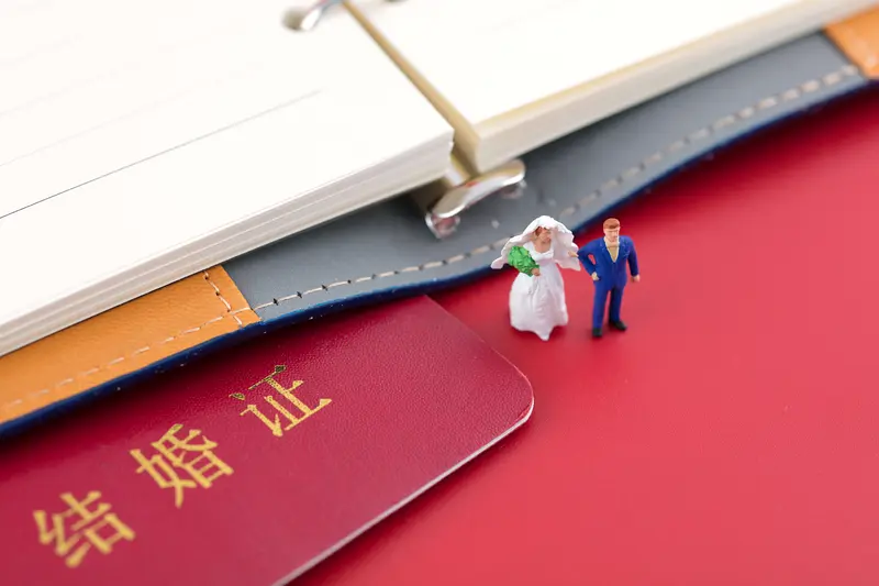 一纸结婚证，可不只是一张纸那么简单。从法律层面讲，它让两人成了合法夫妻...