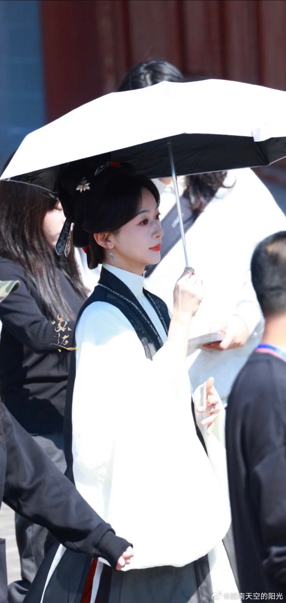 #吴谨言刀笔娘子阮卿卿路透#、#吴谨言侠气#
谁被路透里的吴谨言拿捏住了！阮卿卿造型适配度超高，褪去以往角色滤镜，清雅又飒爽。静立的时候书卷气满满，一动起来，独有的侠气瞬间就显现出来。 ​