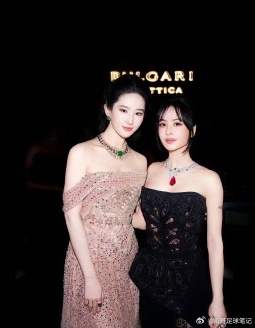 #蔡依林刘亦菲合照# 两位小姐姐都好美！ ​​​​